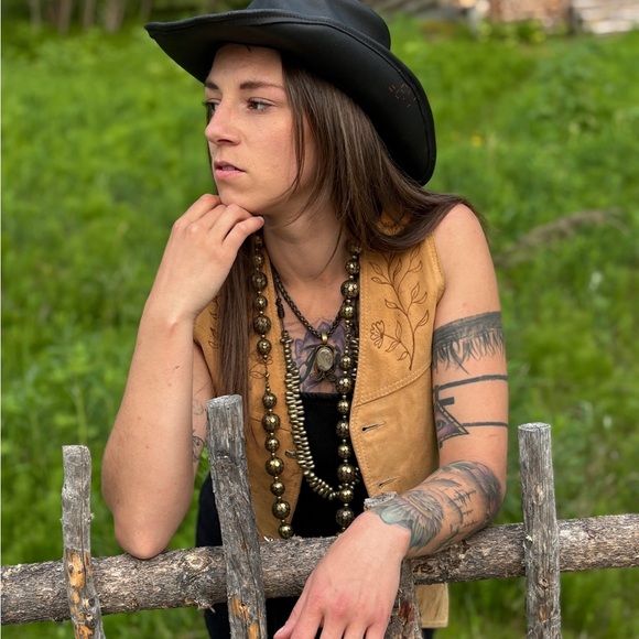Tan Suede Vest with burn etched flower Details Sz XS - Picture 3 of 7
